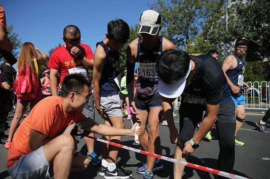 马拉松吃瓜,趣味横生的观赛瞬间